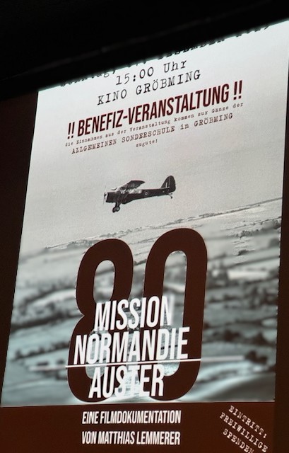 Plakat für die Dokumentation '80 Mission Normandie Auster' von Matthias Lemmerer, mit einem Bild einer Auster MS980 und Veranstaltungshinweisen für eine Benefizveranstaltung im Kino Gröbming.